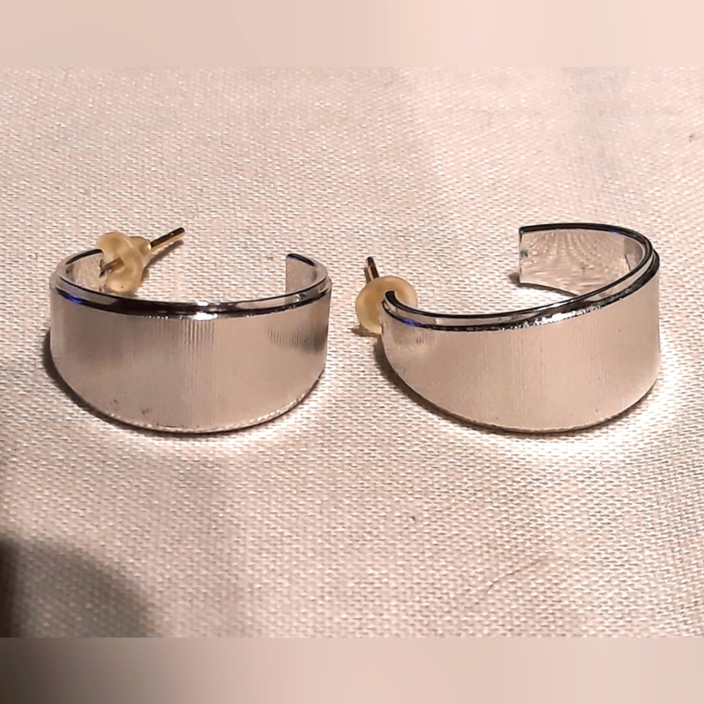 14k White Gold Earings (Post Are Solid Gold )